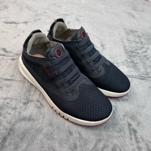 Geox youth US size 2 Excellent condition - Picture 2 of 9